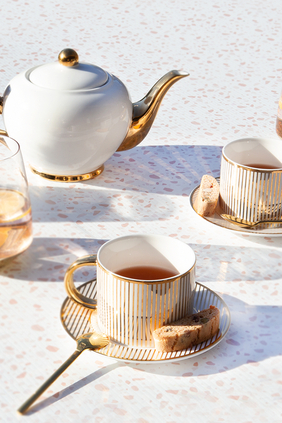 طقم فنجان وطبق شاي مزين بخطوط رفيعة عاجية